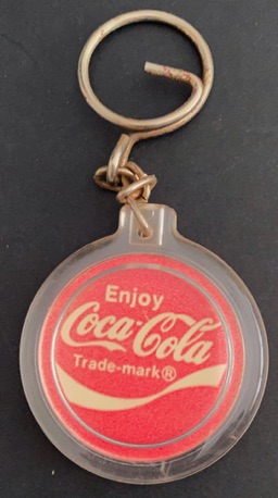 93287-1 € 1.50 coca cola sleutelhanger plastic rond.jpeg